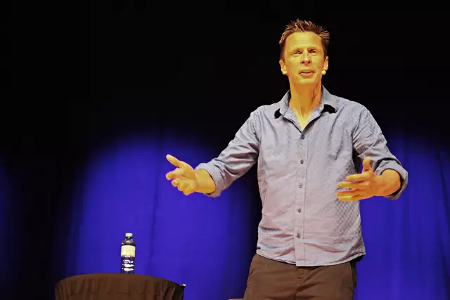 Klaus Eckel unterhielt im Imster Glenthof 1.100 Besucher*innen mit temporeichen Kabarett.