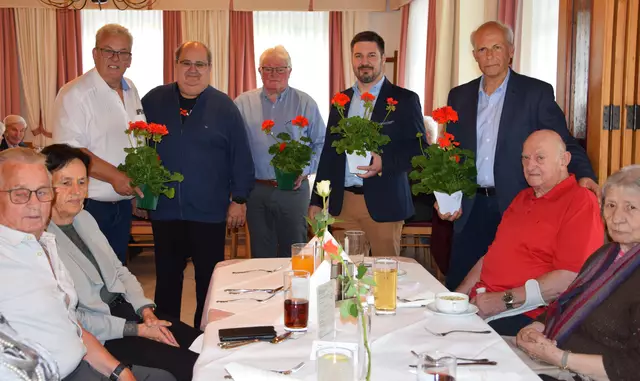 Neben einem hervorragenden Essen und kühlen Getränken gab es noch für jeder Pensionistin einen Blumengruß bevor die Muttertagsfeier zu Ende ging.
 | Foto: Strohmeier