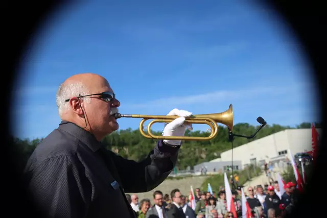 Paul Kosiek, Sohn von Sgt. Albert Kosiek, der mit einem Panzertrupp die Lager Mauthausen und Gusen befreite, eröffnete mit der Trompete die Gedenkfeier. | Foto: Eckhart Herbe
