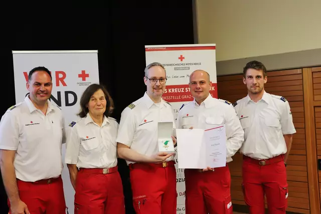 Rot Kreuz-Ortsstellenleiter Stefan Friedacher, im Bild mit Thomas Löffler, Monika Drexel, Johannes Weinrauch und Sebastian Leopold, wurde mit dem Verdienstabzeichen in Gold ausgezeichnet.  | Foto: Edith Ertl