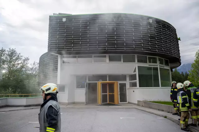 Blaulicht, Rauch und präzise Koordination dominieren das Szenario. | Foto: Rotes Kreuz Innsbruck/Liebl Daniel