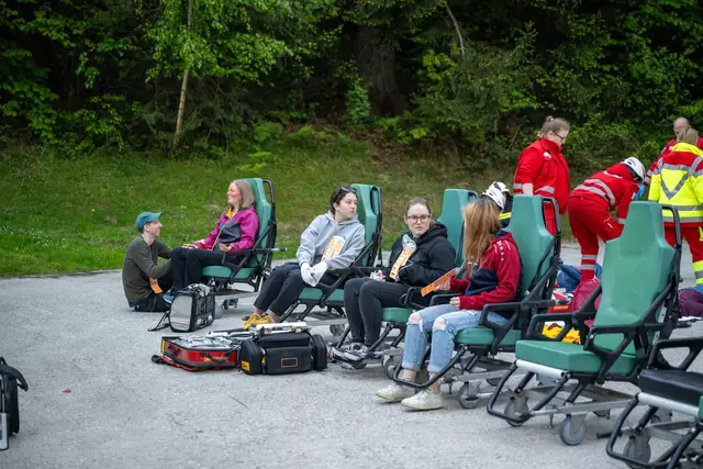Innerhalb weniger Minuten entstehen improvisierte Behandlungsplätze. | Foto: Rotes Kreuz Innsbruck/Liebl Daniel