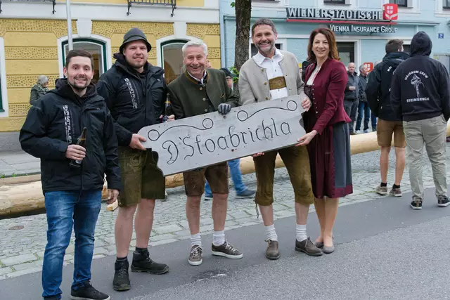 Die Maibaum-Crew aus Steinbruch mit den Rohrbacher politischen Vertretern Hermann Hötzendorfer, Bürgermeister Andreas Lindorfer und Bettina Stallinger.(vl.)  | Foto: Alfred Hofer