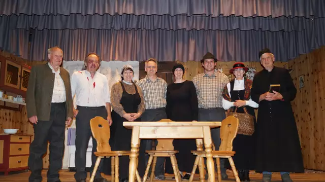 Alois Kolp, Franz Sprenger, Monika Klien, Claudio Hauser, Christina Schranz, Markus Sprenger, Babsi Ladner und Hans Kaufmann brillieren in ihren Rollen. 