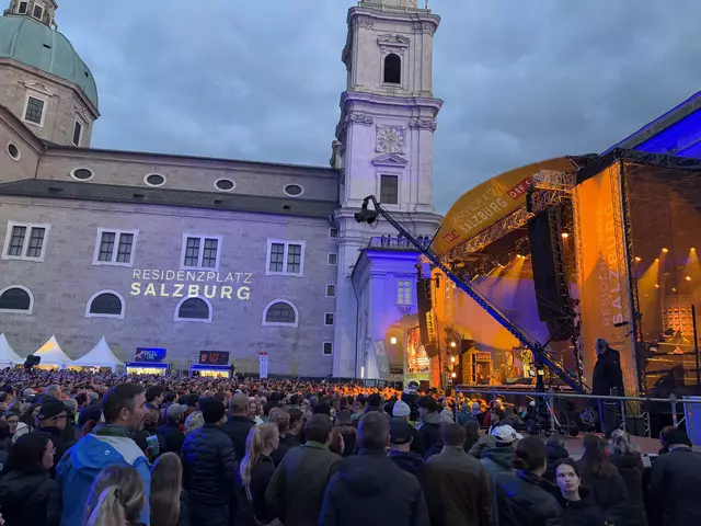 Der Auftakt der Residenzplatz-Konzerte am gestrigen Freitag, 9. Mai 2025, ist gelungen. 10.000 BesucherInnen feierten eine Musik-Show mit den Auftritten von Please Madame, Christina Stürmer und als Headliner Wanda. | Foto: Schrofner