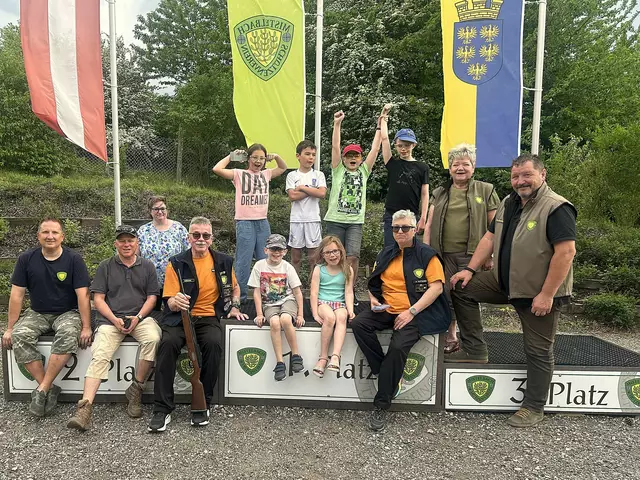Das Geburtstagskind Lukas mit Eltern Christine und Alexander Frank sowie mit seinen Freunden Patrik, Robert, Andreas, Sophie und Lina Sophie. Die Instruktoren des Schützenvereines – Thomas Exler, Rudi und Alex Hutterer und Lisi Nekam sowie der Oberschützenmeister Josef Kohzina. | Foto: SV MI