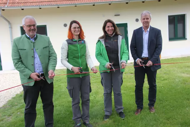 Das Band ist durchschnitten, das Camp eröffnet. | Foto: Raimund Mold