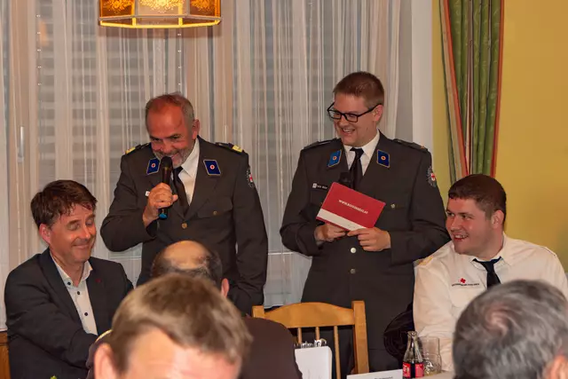 Bezirksstellenleiter Helmut Glettler und Öffentlichkeitsarbeitsreferent Patrik Weber präsentierten der Bezirksversammlung die Zahlen und Leistungen des Jahres 2024. | Foto: Rotes Kreuz