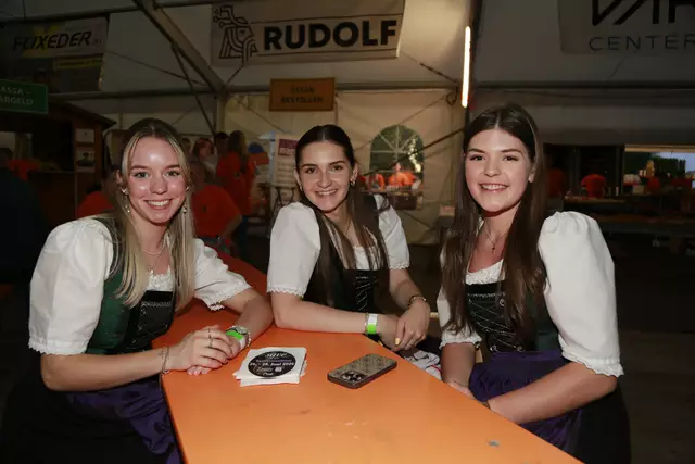 Isabella, Laura, Vanessa warten auf ihre Getränke | Foto: Thomas Fischer/zema-medien.de