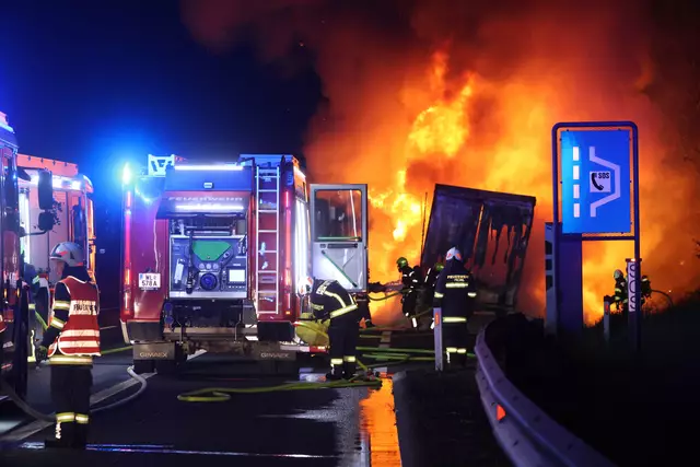 Insgesamt waren Einsatzkräfte von sechs Feuerwehren vor Ort. Vom Sattelzug blieb nur ein ausgebranntes Wrack übrig.  | Foto: laumat.at/Matthias Lauber