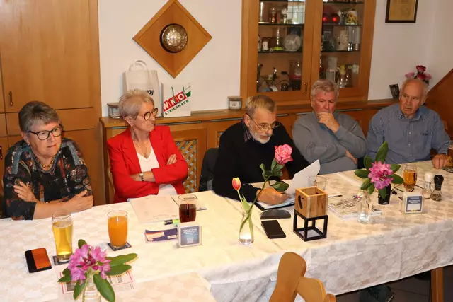 Anni Hammer, Paula Dudek, Karl Dudek, Erich Runge, Rupert Stipper (v.l.) am Vorstandstisch | Foto: Gerhard Langmann