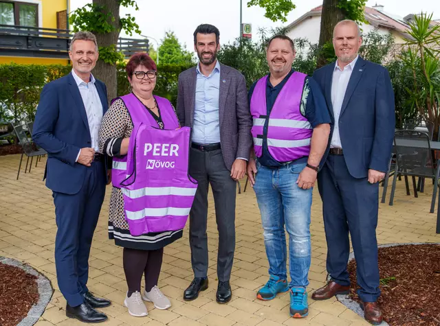 LH-Stellvertreter Udo Landbauer gratulierte gemeinsam mit den NÖVOG Geschäftsführern Wolfgang Schroll und Michael Hasenöhrl (links &amp; rechts) den Peers Astrid Plank-Pöcksteiner und Wolfgang Palir zum Jubiläum.  | Foto: NÖVOG Bollwein