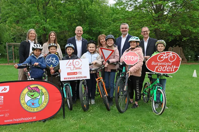(v.l.n.r.): Andrea Tauber, Lisa Tschürtz, Maximilian Köllner, Michaela Seidl , Heinrich Dorner und Andreas Gradwohl mit Kindern der VS Sieggraben | Foto: Landesmedienservice Burgenland 