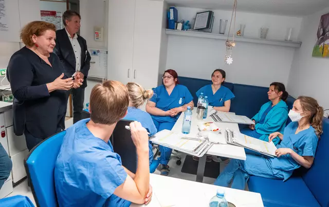 Korinna Schuhmann (SPÖ) besuchte ein Krankenhaus in Wien, um mit dem Pflegepersonal zu sprechen.  | Foto: GEORG HOCHMUTH / APA / picturedesk.com