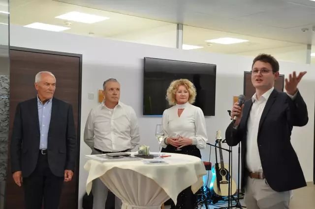 Die beiden Künstler Egmont Maier und Christian Griesser wurden bei der Vernissage von Vorstand Brigitte Trenker und Verwaltungsdirektor Jannik Trescher begrüßt.