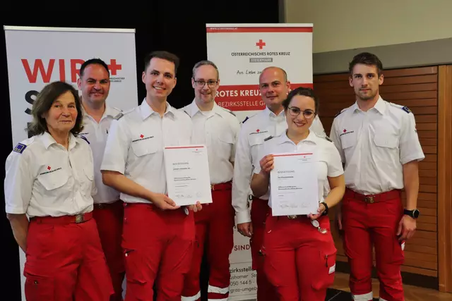 Die neuen RK-Offiziere Gernot Vorraber und Felizitas Hermann mit Monika Drexel (li), Thomas Löffler, Stefan Friedacher, Johannes Weinrauch und Sebastian Leopold. | Foto: Edith Ertl