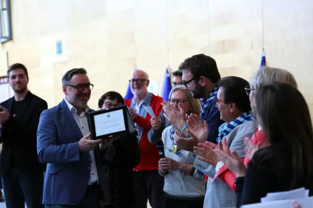 Mit einer Freundschaftsplakete bedankte sich die Delegation aus Empoli für 28 Jahre Partnerschaft mit St. Georgen.