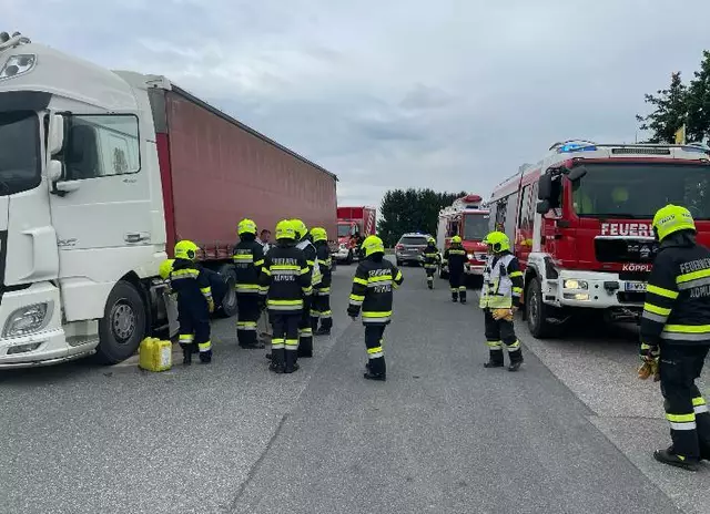 Drei Feuerwehren waren bei einem DIeselaustritt von einem Lkw-Tank in Söding im EInsatz. | Foto: FF Söding