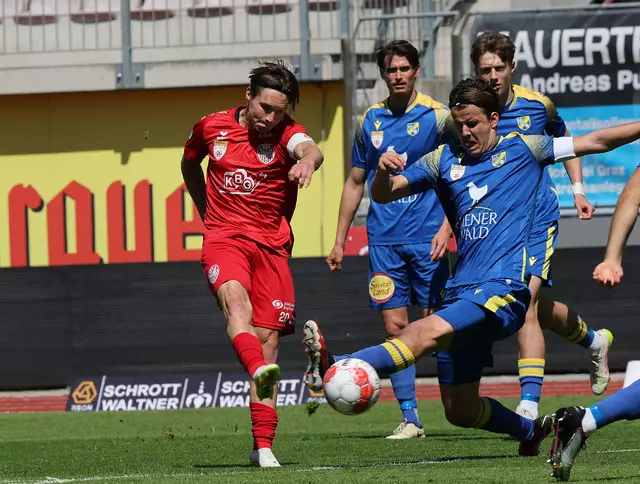  "Laufmaschine" Florian Prohart (KSV) überspielt Simon Furtlehner (Stripfing) | Foto: GEPA pictures/Hans Oberländer