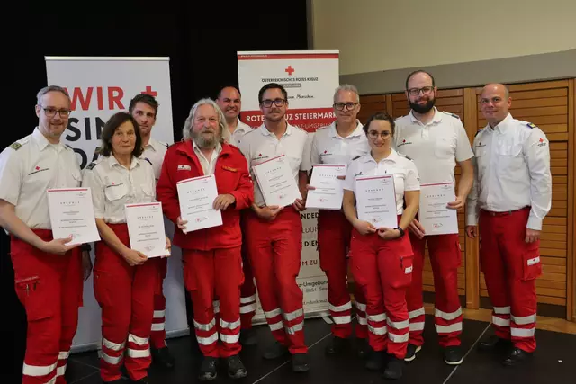 Stundenspange in Gold für ehrenamtlich erbrachte Stunden: Stefan Friedacher (21.000 Stunden),  Monika Drexl (8000), Klaus Heidinger (28.000), Armin Gaar (8.000), Harald Anhofer (8000),  Felizitas Hermann (7000) und Joachim Hagn (13.000),  | Foto: Edith Ertl
