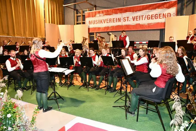 Beim Muttertagskonzert dirigierte auch Kpm. Stv. Ricarda Pichler einige Musikstücke. | Foto: Anita Galler