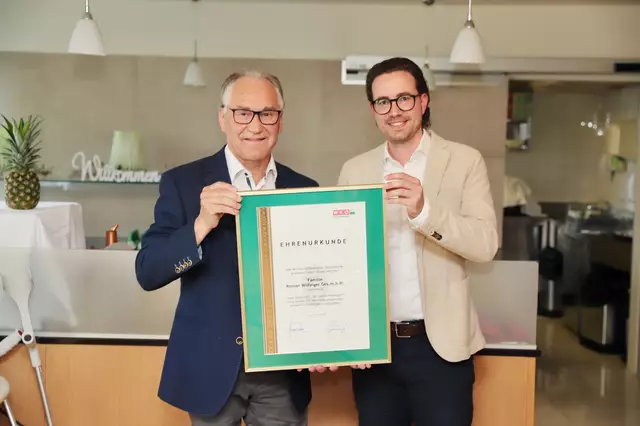 Spartenobmann Johann Spreitzhofer gratulierte und dankte für den Einsatz für die steirische Wirtschaft. | Foto: Alfred Mayer