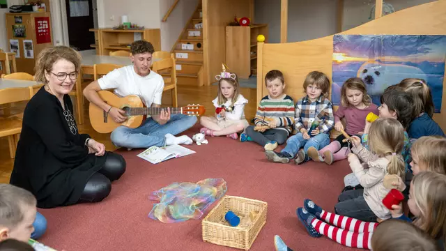 Familien-Landesrätin Christiane Teschl-Hofmeister und Kindergartenpädagoge Benni Altmann im Kindergarten Baden | Foto: NLK Pfeffer