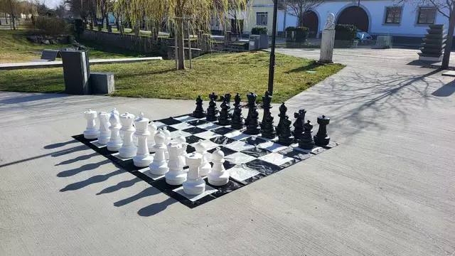 Das öffentlich zugängliche Riesenschach vor dem „Liszt am Bach“ lädt zum Mitmachen, Zuschauen oder einfach zum Verweilen im Freien ein. | Foto: Gemeinde Raiding