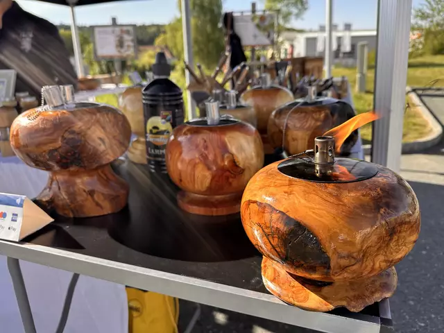 Öllampe bzw Tischfackel aus Rotzeder von Dieter Fuchs aus Bernstein  | Foto: Lisa Stöckl 