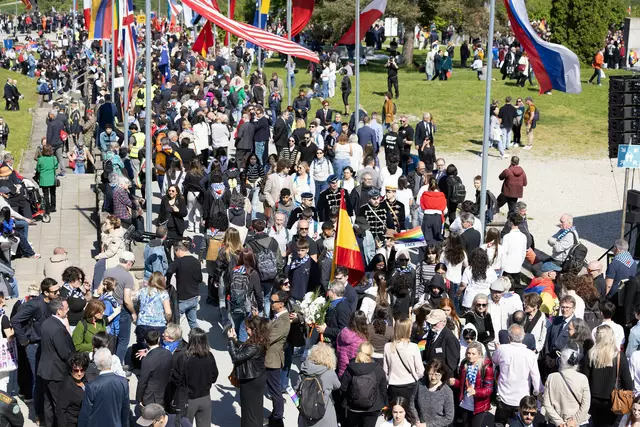 Insgesamt 20.000 Menschen gedenkten den Opfern des Nationalsozialismus am Gelände des früheren Konzentrationslagers Mauthausen.  | Foto: Alissar Najjar
