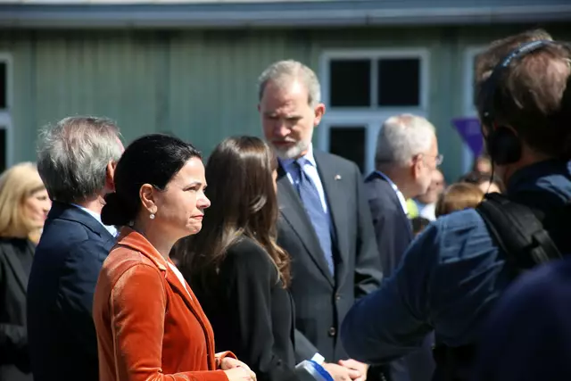 Gedenkstättenleiterin Barbara Glück mit ihren bisher wohl prominentesten Gästen. | Foto: Eckhart Herbe