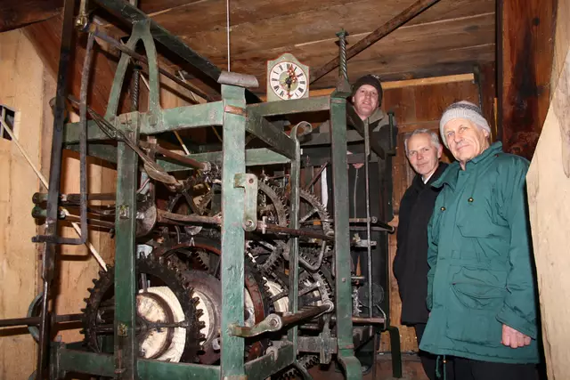Das Turmuhrwerk 1525:  Heribert Nagl, Rudolf Silberberger und Josef Hell vom Pfarrkirchenrat. | Foto: horologium, Michael Neureiter
