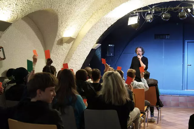 Schülerinnen und Schüler der HAK, der PTS, der Musik-Mittelschule und der OpenSchool diskutierten gemeinsam mit den Schauspielerinnen und Schauspielern und Expertinnen der Mädchen- und Frauenberatung Innova über mutige Reaktionen auf brenzlige Situationen. | Foto: zVg
