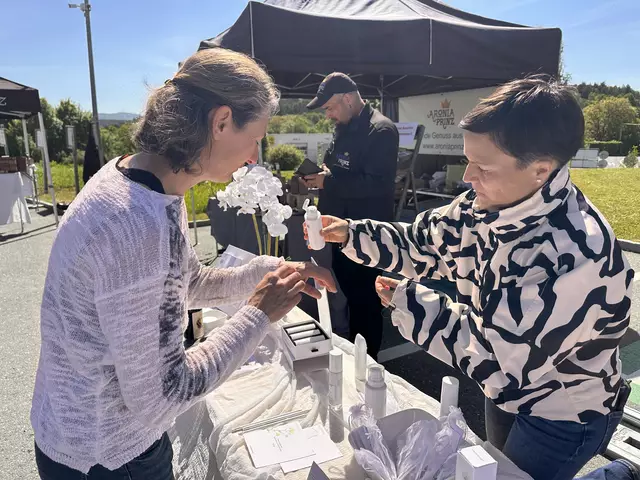 Susanne Friedl bekommt eine Testprobe von Kerstin Dietrich (Pharmaziegasse) | Foto: Lisa Stöckl