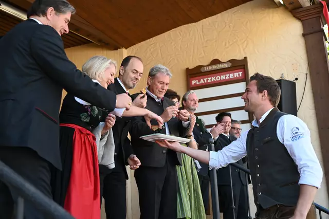 Die Ehrengäste griffen beherzt bei den Honigbroten der Landjugend Going zu. 