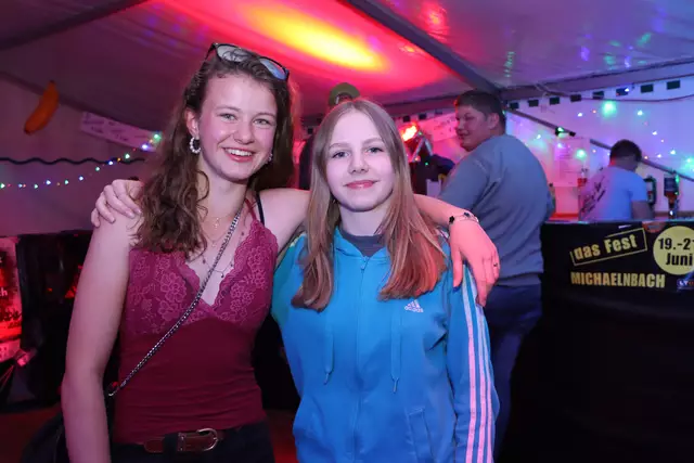 Katrin und Larissa hatten stets Gute Laune auf der Samstagsausgabe der Mitterndorfer Nächte | Foto: Markus Bäumler/zema-medien.de