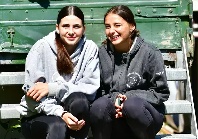 Marlene und Lili warten auf ihren Auftritt
