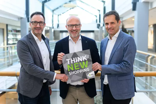 Markus Siedl, Christoph Andexlinger und Michael Heinisch freuen sich über die Modernisierung des Shopping-Centers inkl. Gesundheitspark.  | Foto: Oss