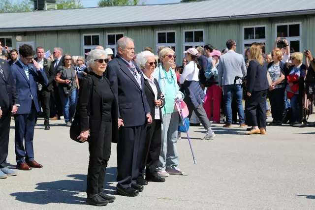 Drei "Mauthausen-Babys" (2.-4. v.l.) kamen trotz hohen Alters zur Feier und zelebrierten im Anschluss sogar noch ihren 80. Geburtstag. | Foto: Eckhart Herbe