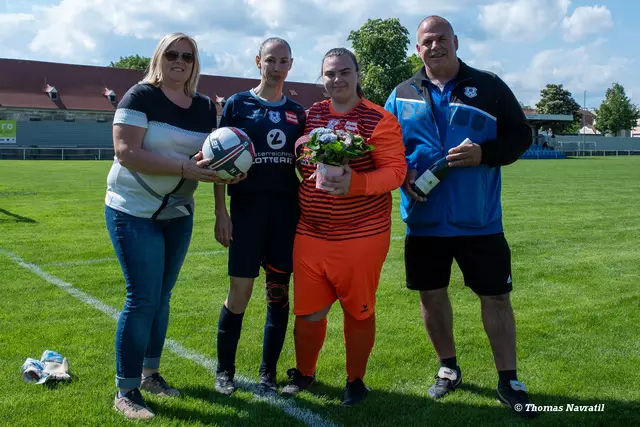 Patronanz : Daniel Mrskos Security in Passion - von links: Sandra Navratil (SC Herzogenburg), Kapitänin Gertrud Sensoy, Torfrau Julia Mrskos ( Schwester von Daniel Mrskos als Vertretung) und Trainer Christian Mrskos ( Vater von Daniel Mrskos als Vertretung) | Foto: Thomas Navratil
