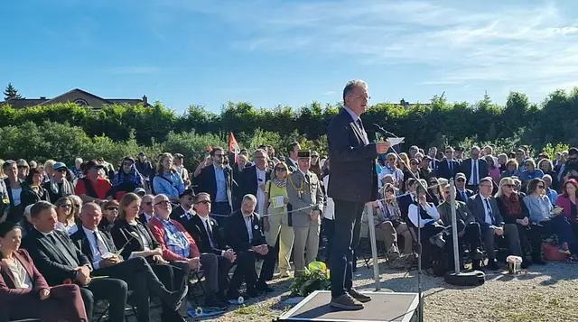 Bernd Gsell spricht vor unzähligen BesucherInnen und den Vertretern der österreichischen Bundesregierung

Foto FMZ
