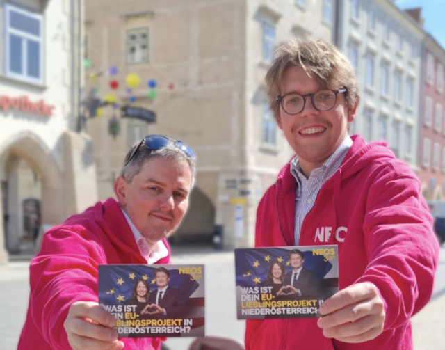 Teammitglied Christian Dizdar und Gemeinderat Bernhard Lutzer bei der Verteilaktion am Europa-Wochenende. | Foto: NEOS WRN