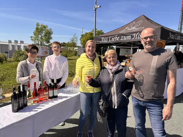 Nicole Hotwagner, Roswitha Schaffner und Christian Lehner genießen ein Achterl Wein am Stand von Nikles  | Foto: Lisa Stöckl 