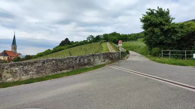 Der markierte Wanderweg führt anfangs auf einer Straße bergauf... | Foto: I.Wozonig 