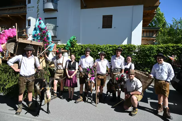 Die Ortsgruppe Westendorf marschierte passend zum Thema Almabtrieb mit Ziegen mit. Diese trugen, wie es sich gehört wundervollen Kopfschmuck. 