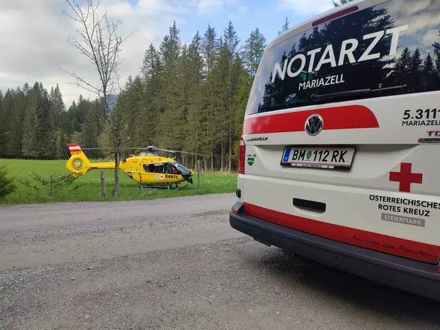Einsatz für den Rettungshubschrauber in Neuberg in Frein an der Mürz. Ein 15 Monate altes Mädchen verletzte sich mit Glasscherben und musste nach Wien geflogen werden.  | Foto: Rotes Kreuz/Kögel M.