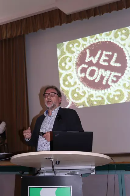 Reinhard Heiserer (Obmann Verein Freunde Anna Dengel) informierte über das Leben und Wirken von Anna Dengel.  | Foto: Elisabeth Zangerl