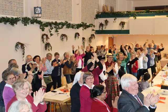 Abschließend wurde noch ein wenig gefeiert.  | Foto: Elisabeth Zangerl