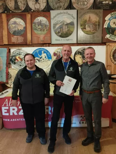 v.l.n.r.: Schützenrat Bernhard Frois, Oberschützenmeister Günther Kolb und Oberschützenmeister Albin Zwanz | Foto: Franziska E. Frois