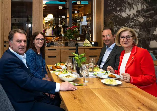 WKNÖ-Präsident Wolfgang Ecker, Wirtin Martina Plank, Spartenobmann Mario Pulker und Landeshauptfrau Johanna Mikl-Leitner ziehen Bilanz zur diesjährigen Tourismusförderaktion | Foto: NLK Filzwieser